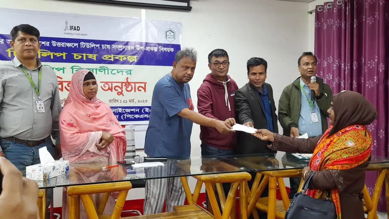 টিউলিপ চাষ করে ৪০ হাজার টাকার চেক পেলেন নারী চাষিরা