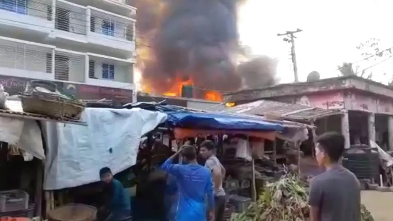 বান্দরবানের থান‌চি বাজারে আগুন, ৫০টি দোকান-ঘর পুড়ে ছাই