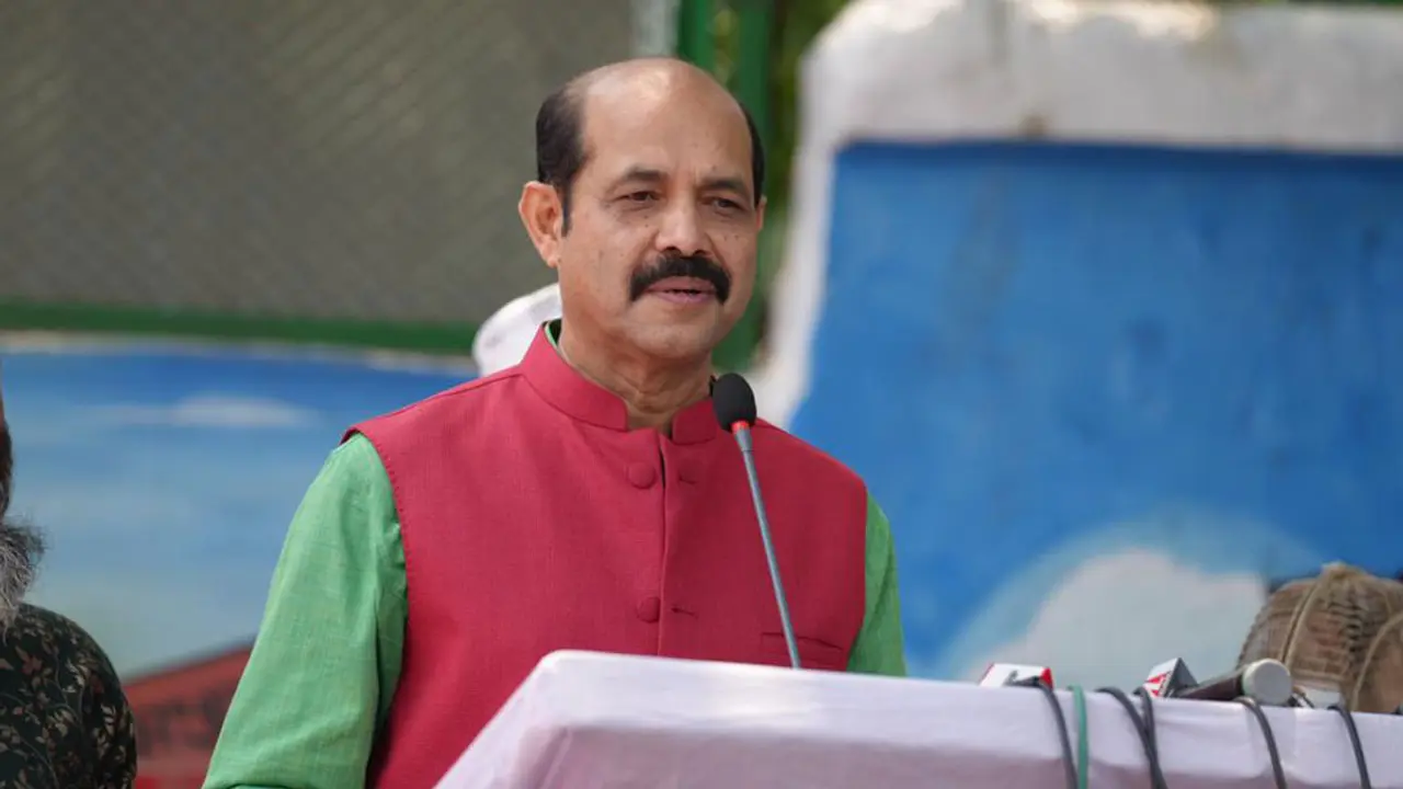 যত্রতত্র পোস্টারে অপরিচ্ছন্ন হচ্ছে শহর : মেয়র আতিক