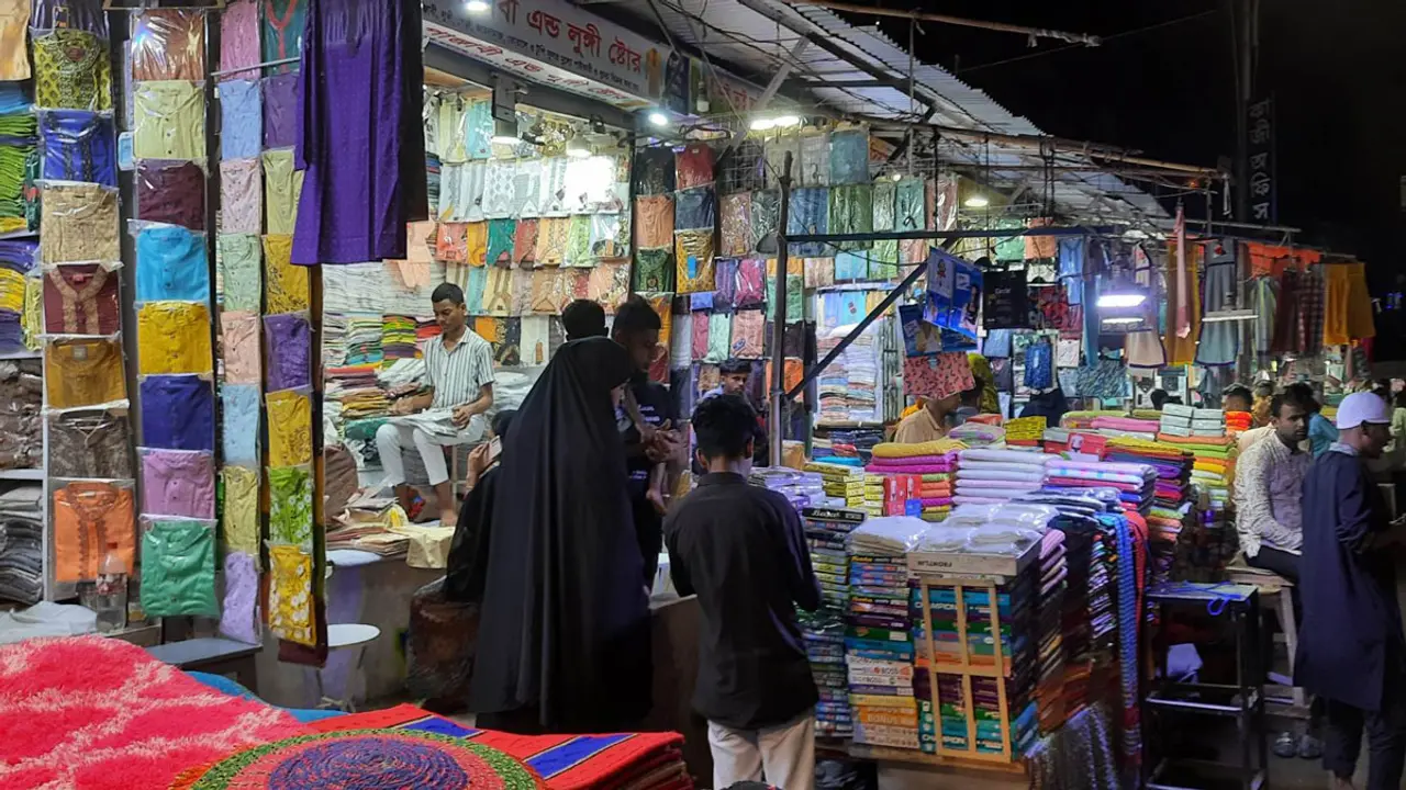 ক্রেতার অপেক্ষায় মিরপুরের মার্কেটগুলো
