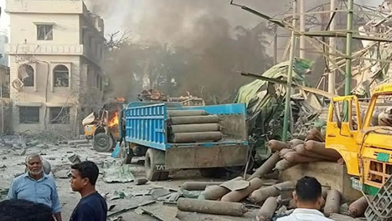 সীতাকুণ্ডে বিস্ফোরণ : ‘পলাতক’ কারখানার মালিকপক্ষ