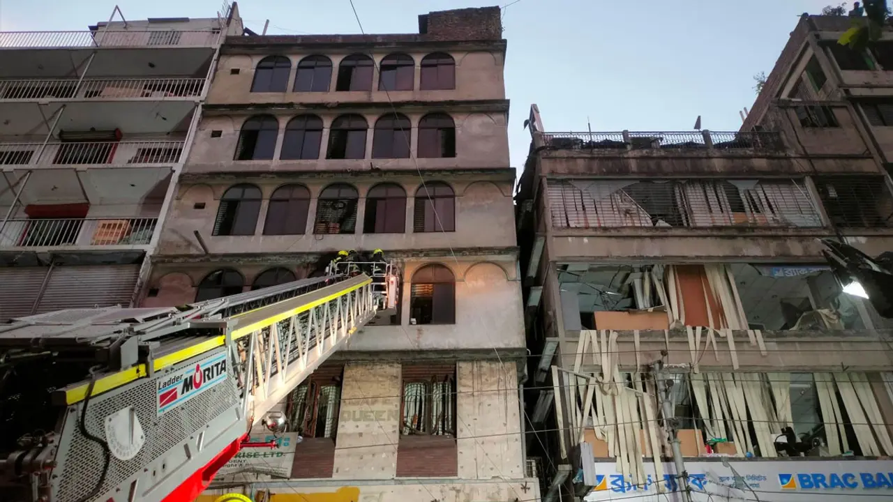 ফায়ার সার্ভিসের টারনটেবল লেডার আনা হয়েছে