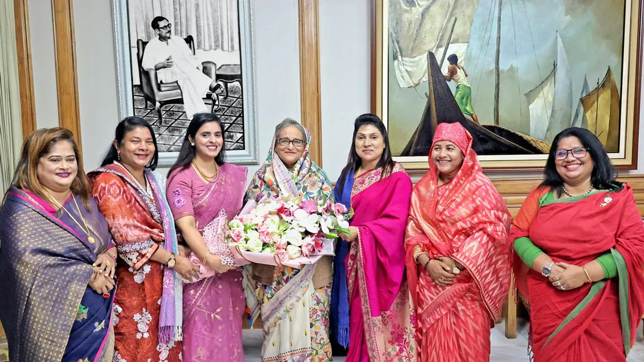 শেখ হাসিনার ‘প্রেরণায়’ রাজনীতিতে নারীরা