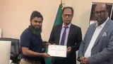 বাংলাদেশকে রিপ্রেজেন্ট করে সম্মাননা পেলেন ঢাকা পোস্টের মামুন