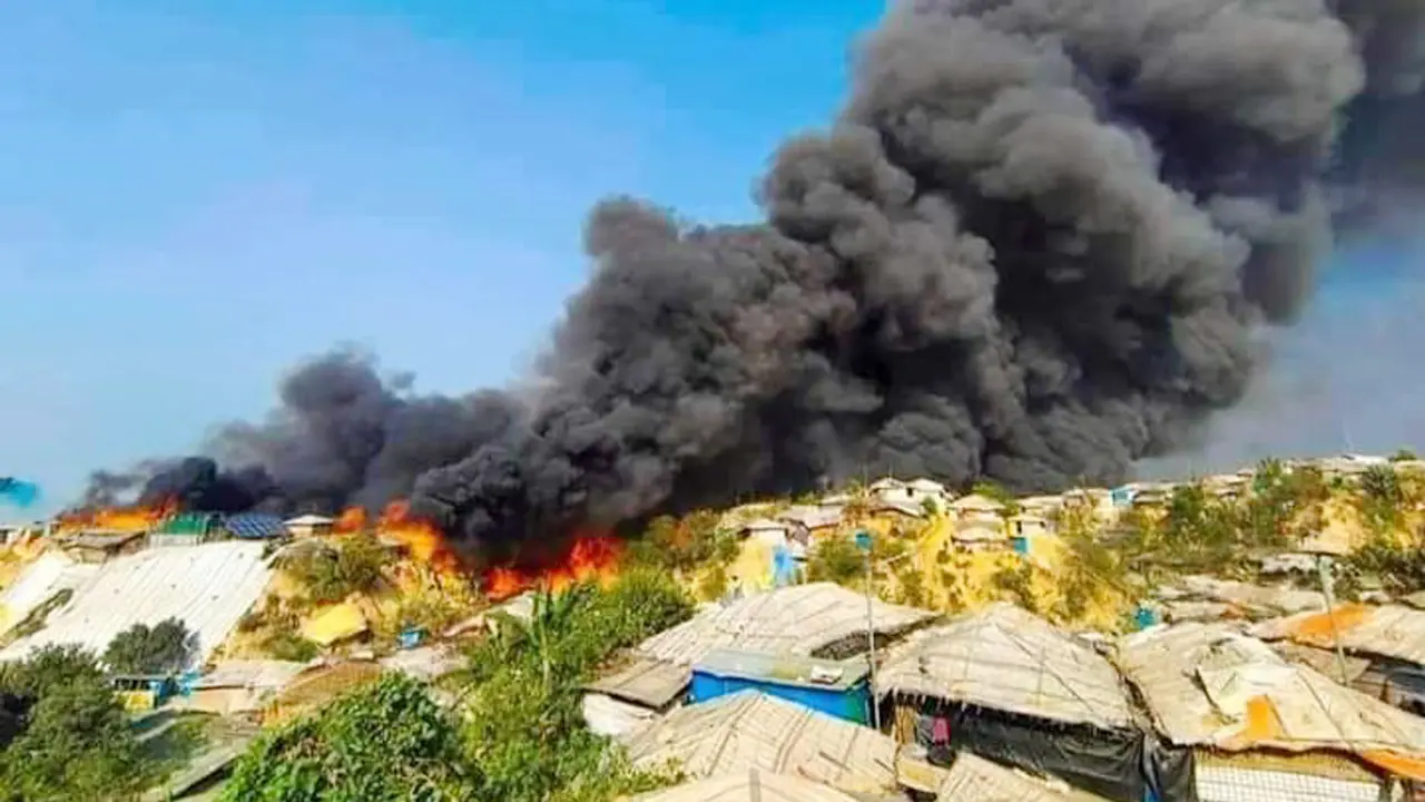 পুড়ছে রোহিঙ্গা ক্যাম্প, নিয়ন্ত্রণে ১০ ইউনিট