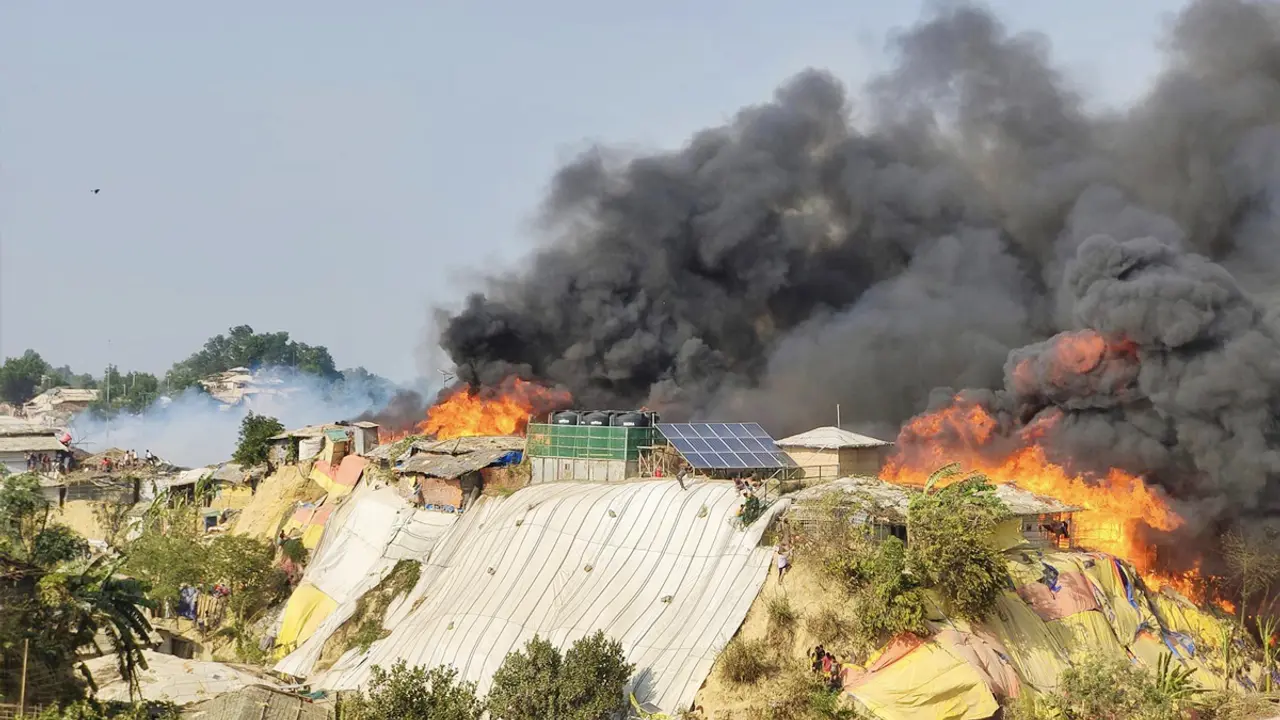 রোহিঙ্গা ক্যাম্পে আগুন নিয়ন্ত্রণে যোগ দিয়েছে সেনাবাহিনীও