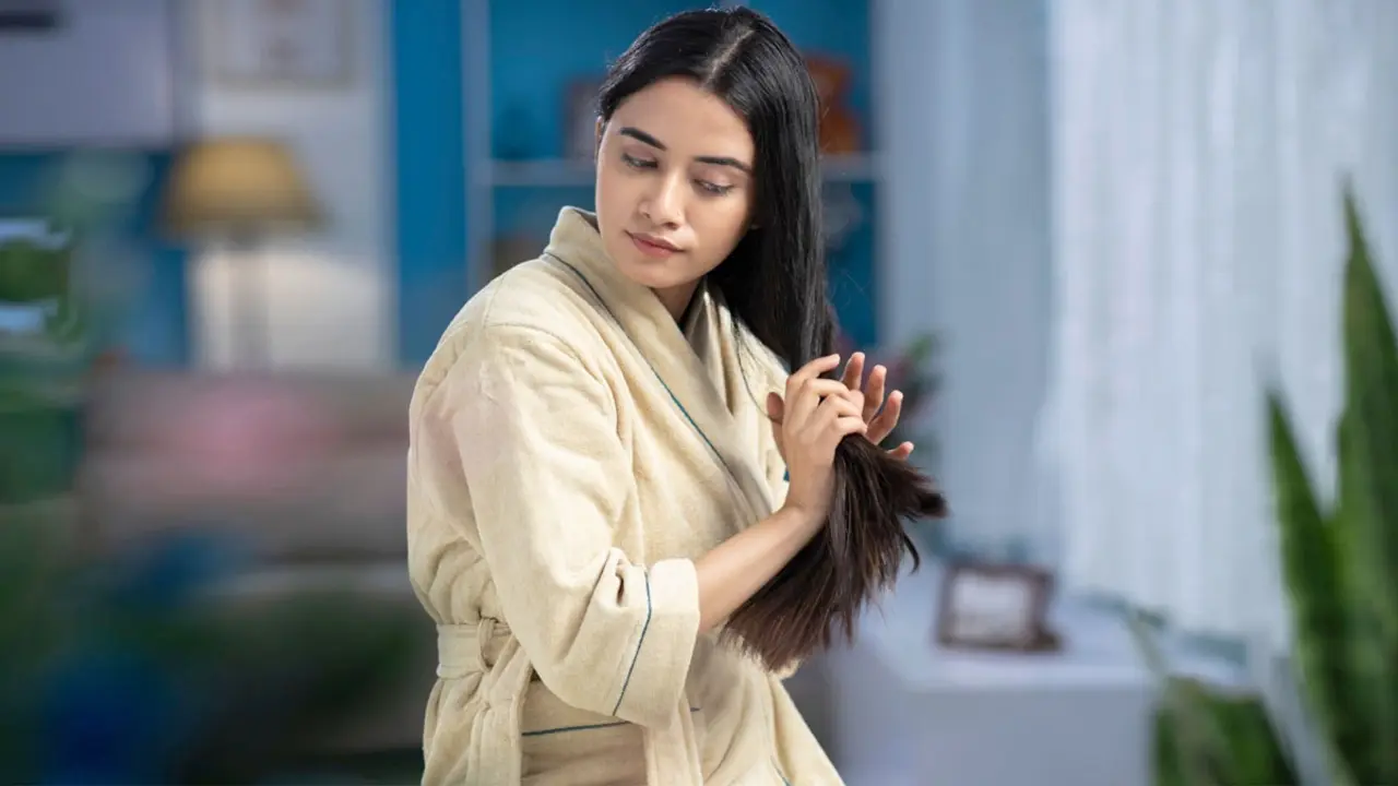 চুলে ডিম ব্যবহার করলে কী হয়?