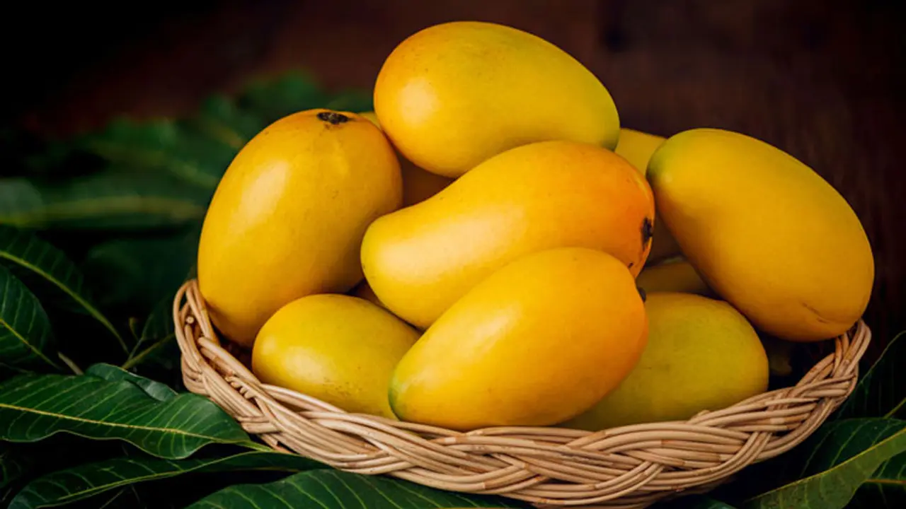 ত্বকের বয়স ধরে রাখবে পাকা আম