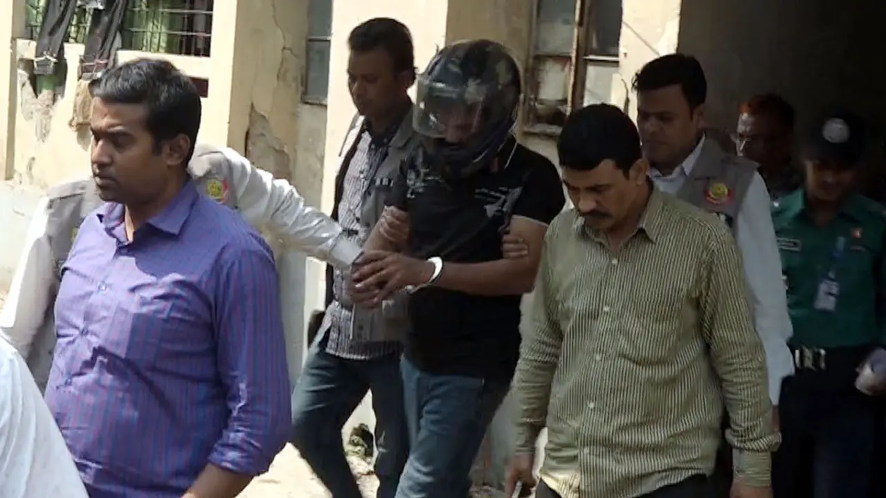 ঢাকায় ডাচ-বাংলা ব্যাংকের টাকা লুট, খুলনায় ৩ জন আটক
