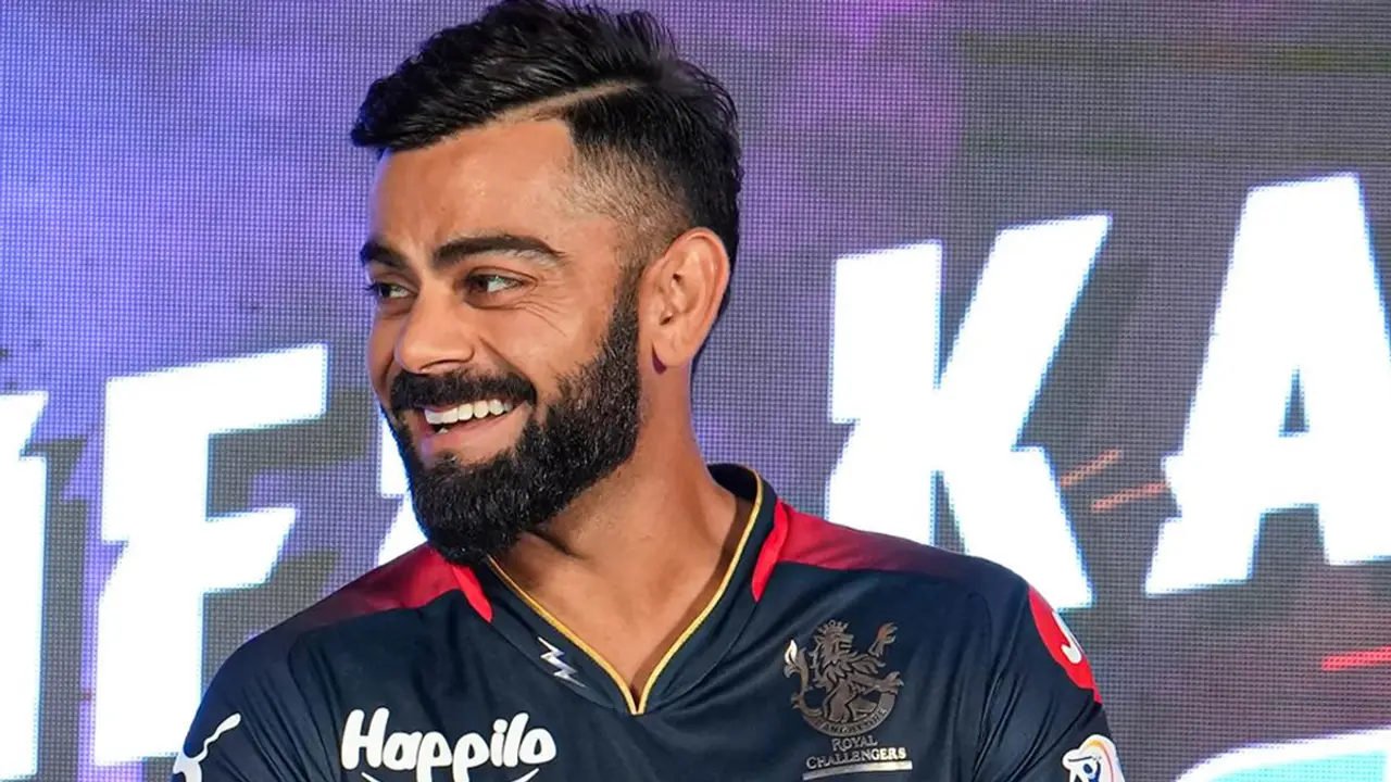 চুপচাপ বসে যাদের কথা শুনতে চান কোহলি
