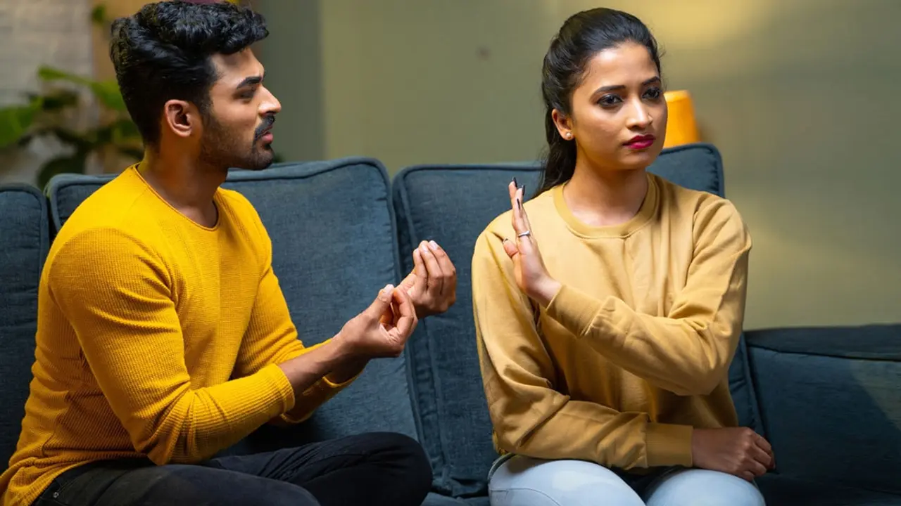 সঙ্গী আপনার আবেগ নিয়ে খেলছে বুঝবেন যেভাবে