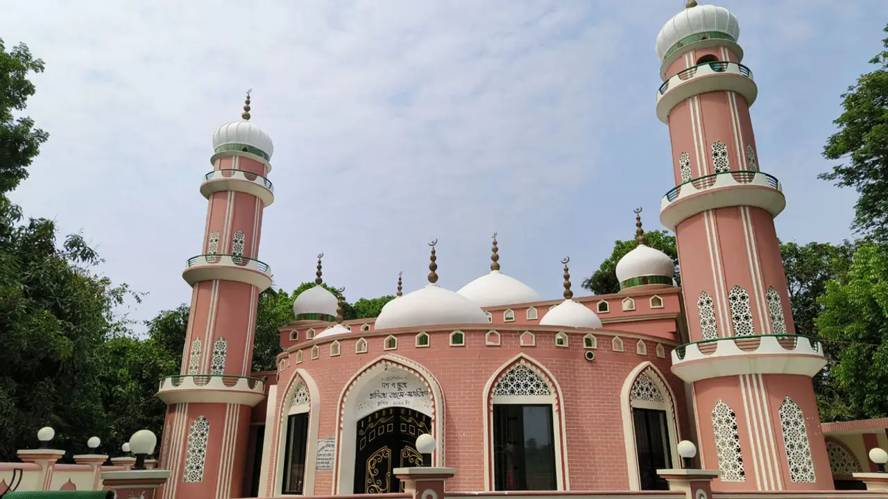 দর্শনার্থীদের নজর কাড়ছে নায়িকা রোজিনার নির্মিত দশ গম্বুজ মসজিদ