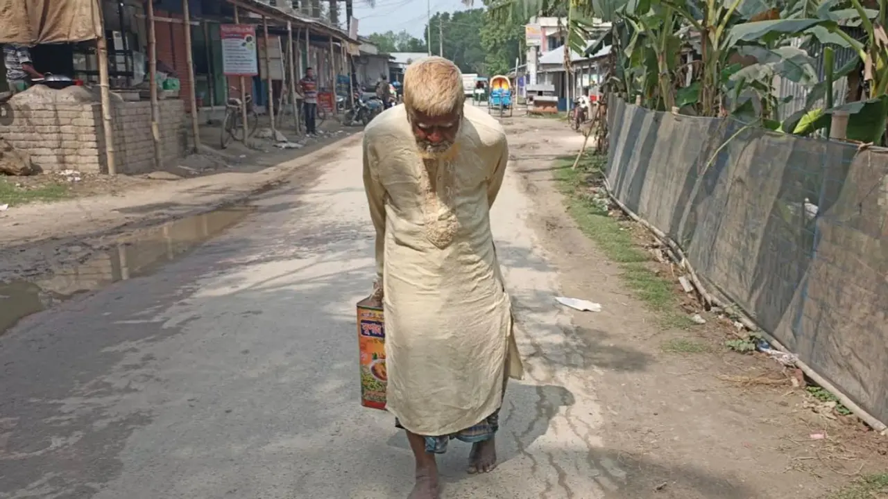 ভিক্ষা নয়, নাড়ু বিক্রি করে সংসার চালান ৭৬ বছরের জন্মান্ধ গফুর