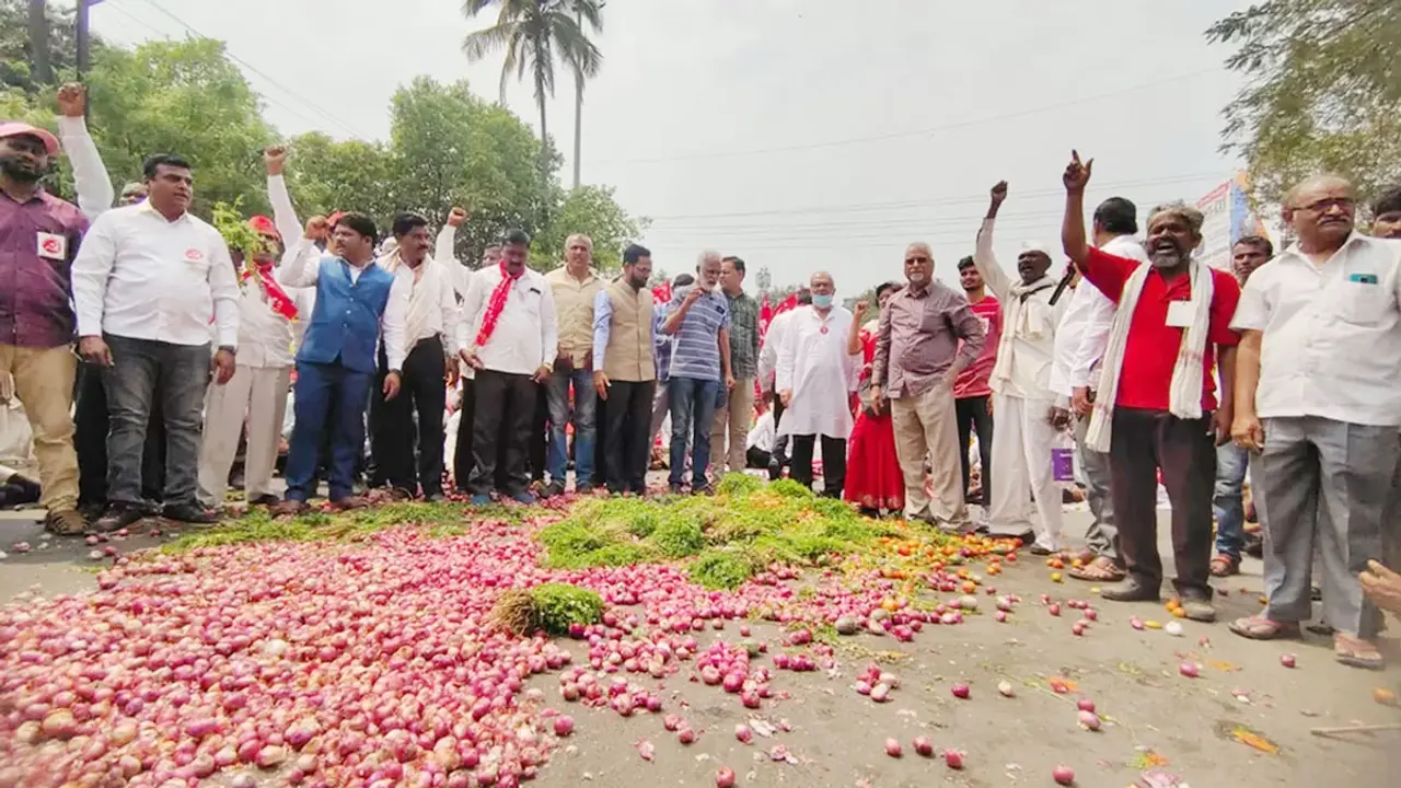 ভারতে কৃষকদের চোখে পানি আসছে পেঁয়াজের দামে