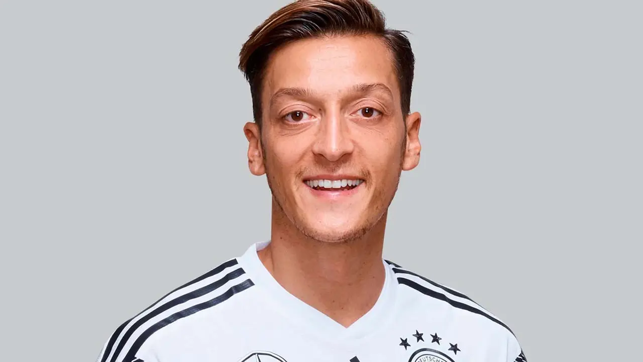 ফুটবলকে বিদায় জানালেন ওজিল