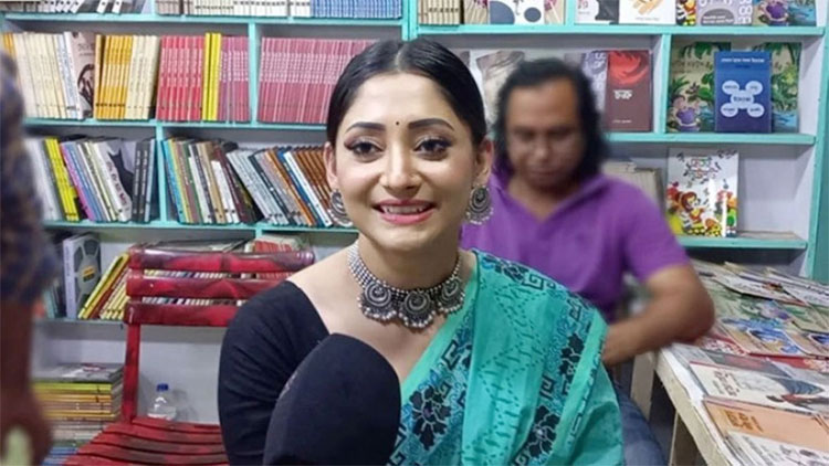 বইমেলায় পূজা চেরি