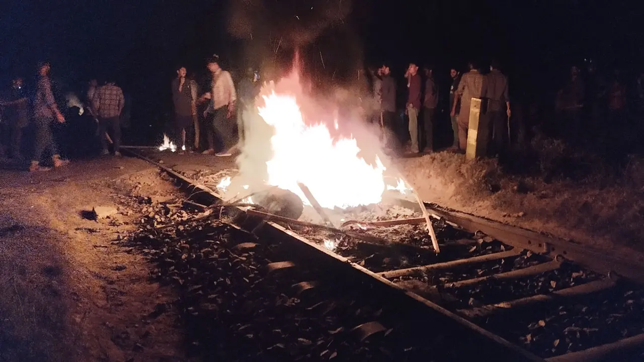 আগুন জ্বালিয়ে রেলপথ অবরোধ করলেন রাবি শিক্ষার্থীরা