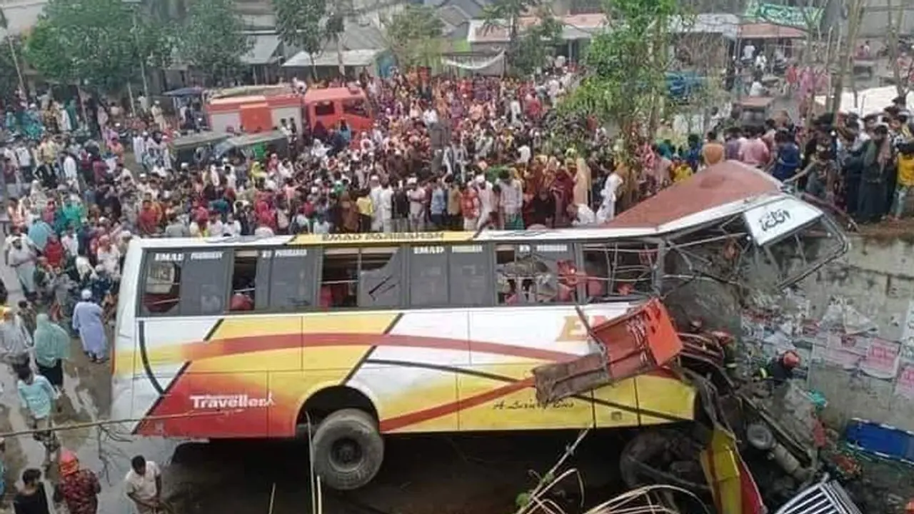 টানা ৩৩ ঘণ্টা বাস চালিয়ে ক্লান্ত ছিলেন চালক