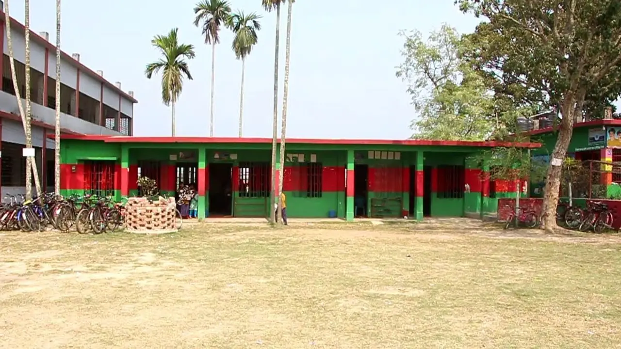 লাখ টাকার স্কুল ভবন হাজার টাকায় বিক্রি!