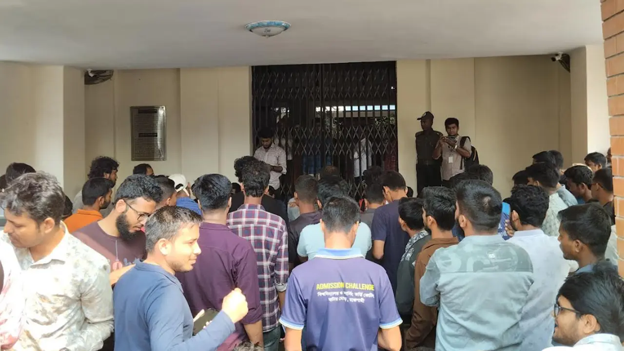 স্লোগানে উত্তাল ক্যাম্পাস, রাবির প্রশাসনিক ভবনে তালা