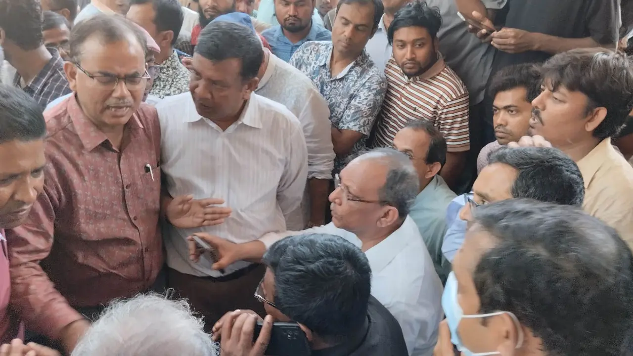 রাবি উপাচার্যকে অবরুদ্ধ করলেন শিক্ষার্থীরা