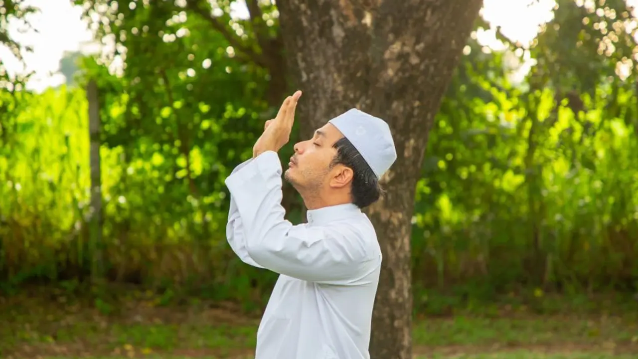 আসর নামাজ পড়ার সময় মাগরিবের আজান দিলে করণীয়