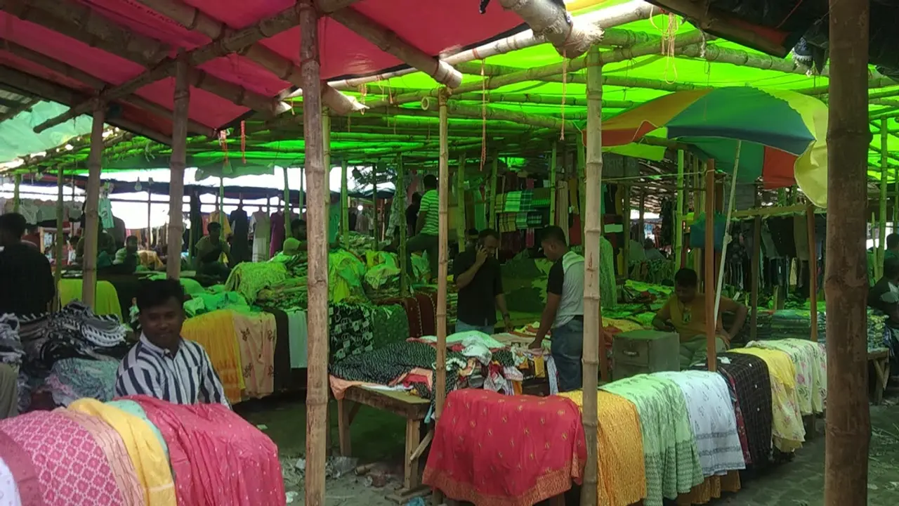 বাঁশের ঘরে ঘুরে দাঁড়ানোর স্বপ্ন বঙ্গবাজারের ব্যবসায়ীদের