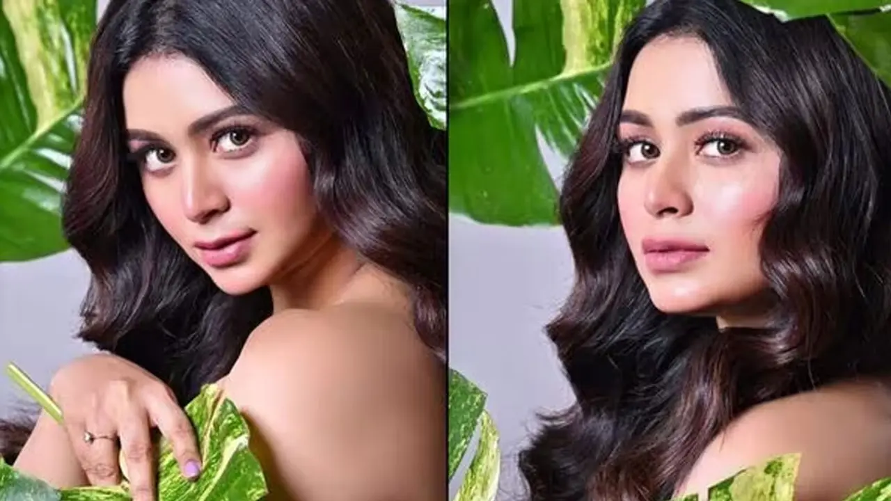 চোখ ধাঁধানো লুকে ঋতাভরী