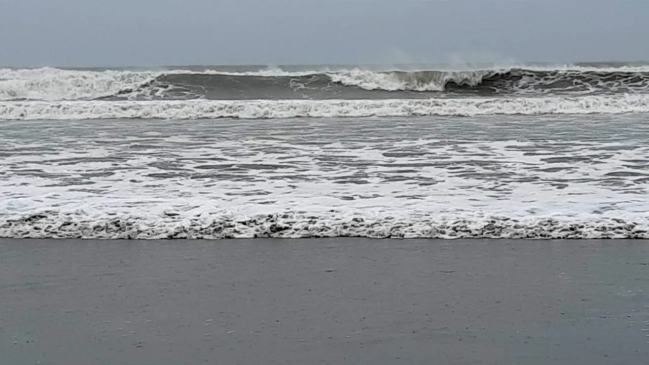 শান্ত কক্সবাজার, অশান্ত গর্জন সমুদ্রে
