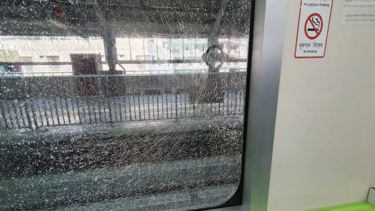 মেট্রোরেলের ভাঙা কাচ সরাতে সময় লাগবে : কর্তৃপক্ষ