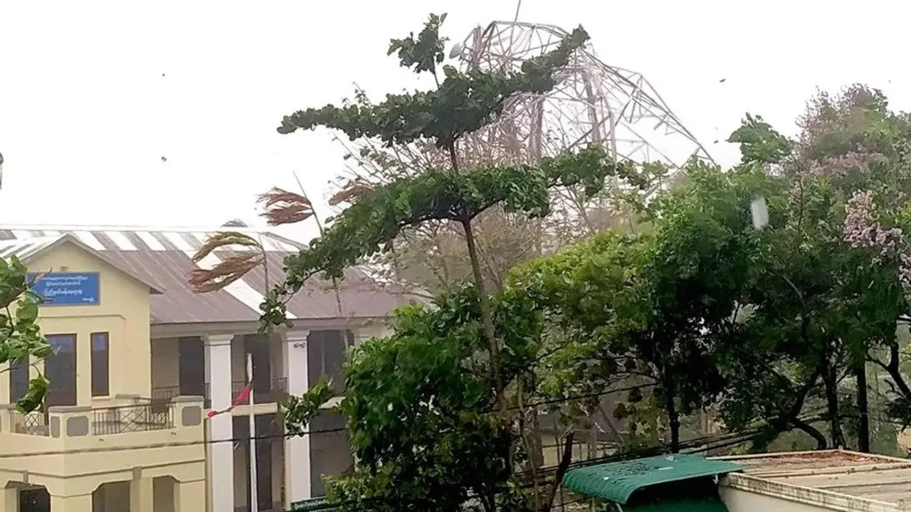 মিয়ানমারে মোখার তাণ্ডব, ভেঙে পড়ল মোবাইল টাওয়ার