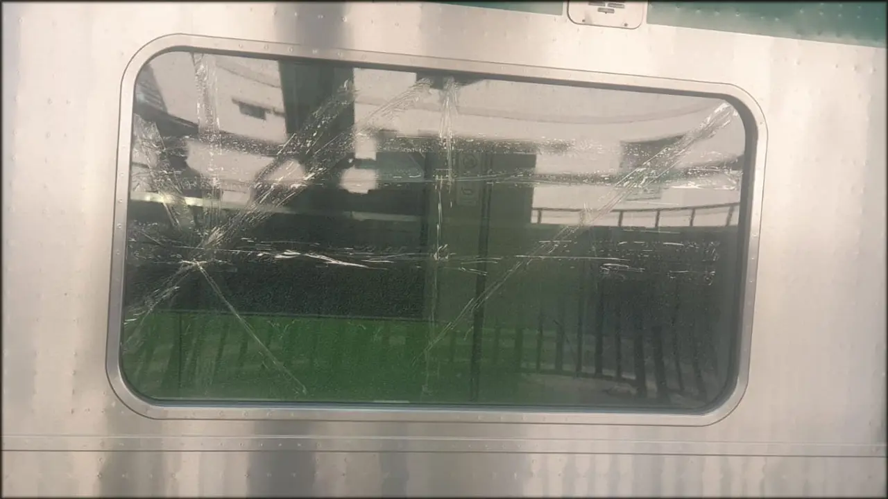 মেট্রোরেলে ঢিল ছোড়ার ঘটনায় মামলা