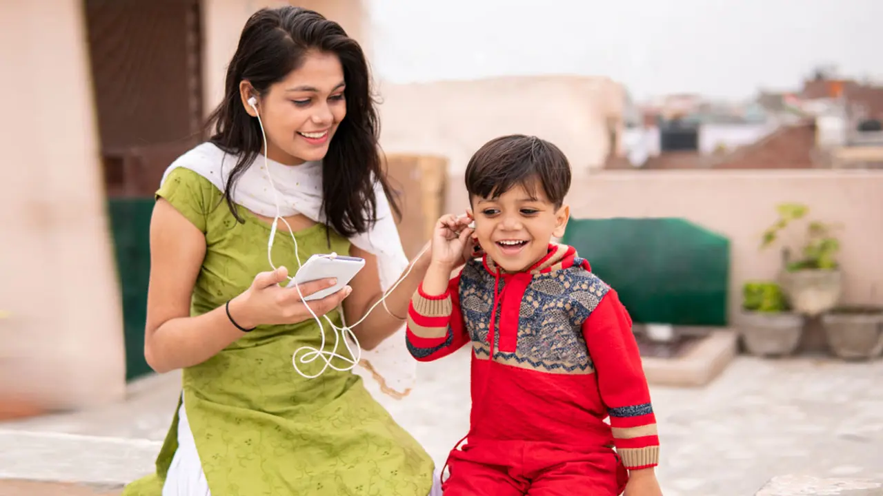 হেডফোনে দীর্ঘ সময় গান শুনলে যে ক্ষতি হয়