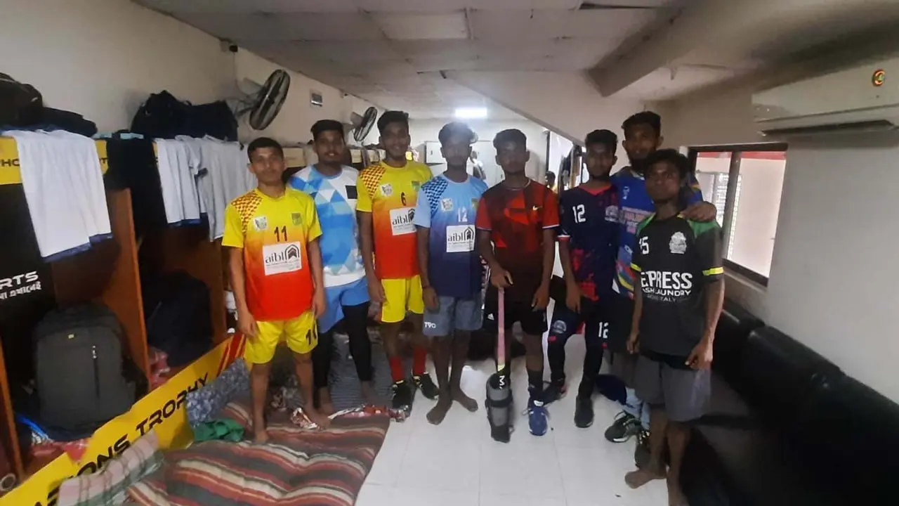 ড্রেসিংরুমেই ক্লাবের ক্যাম্প
