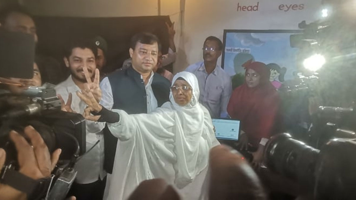 রানী বিলাসমনি বালক উচ্চ বিদ্যালয় কেন্দ্রে এগিয়ে জায়েদা