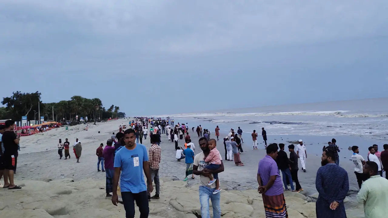 ‘মোখা দেখতে’ কুয়াকাটায় এসেছেন তারা