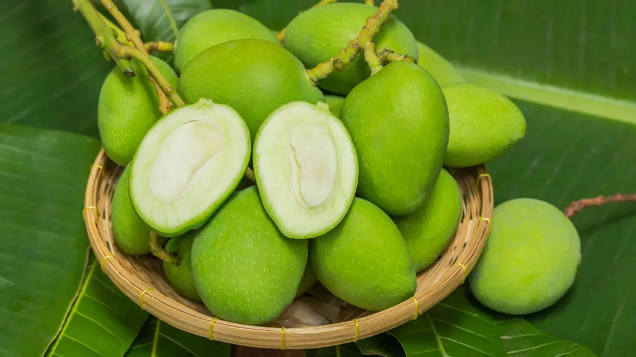 কাঁচা আম খাওয়ার উপকারিতা