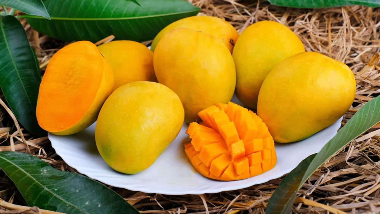 মিষ্টি আম চেনার ৪ উপায়