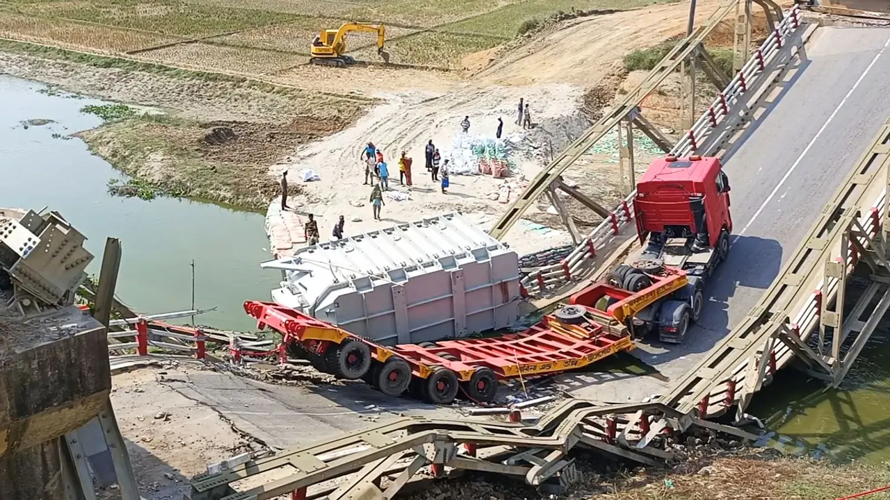 সেতু ভেঙে নদীতে লরি, সব দায় চালকের কাঁধে
