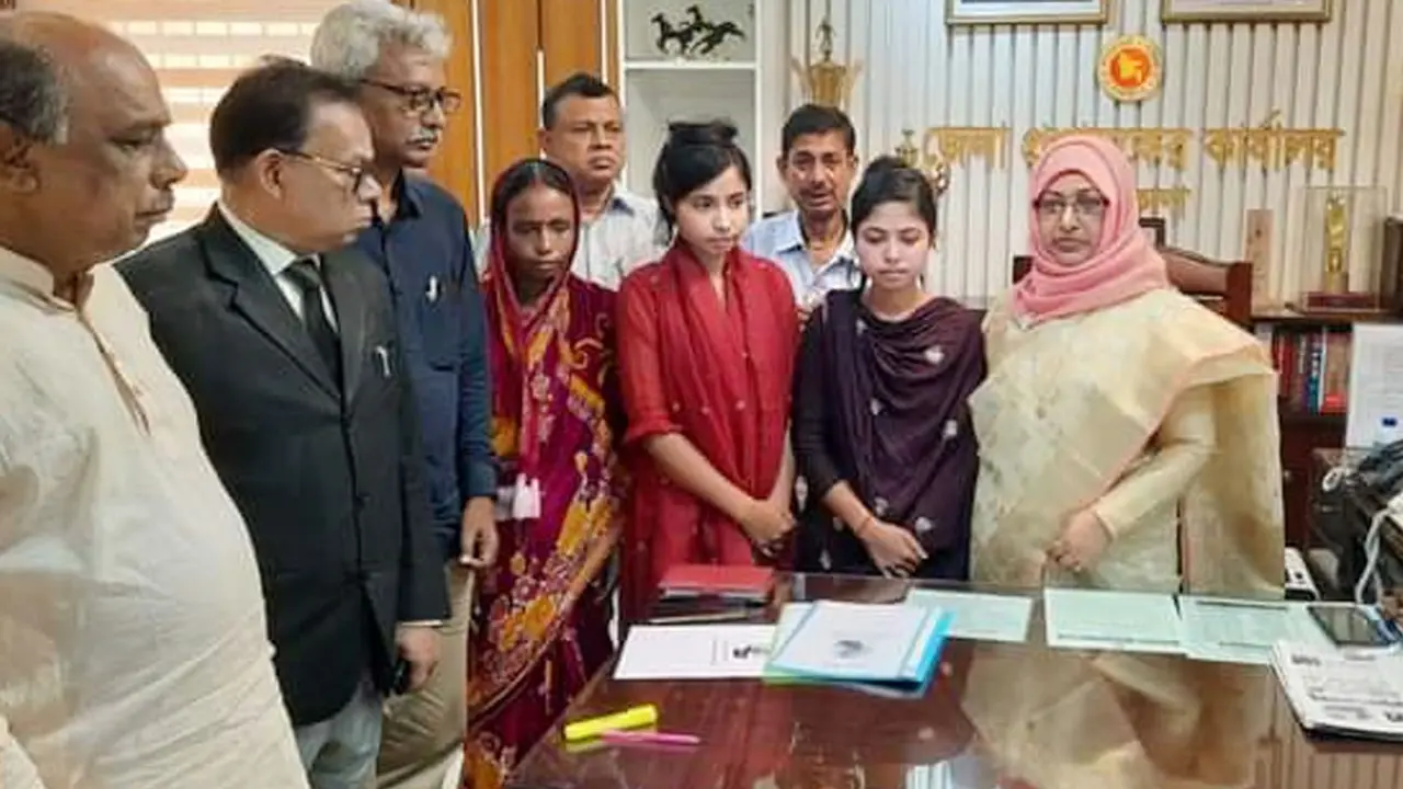 বখাটের দায়ের কোপে নিহত স্কুলছাত্রীর বোনকে চাকরি দিলেন ডিসি