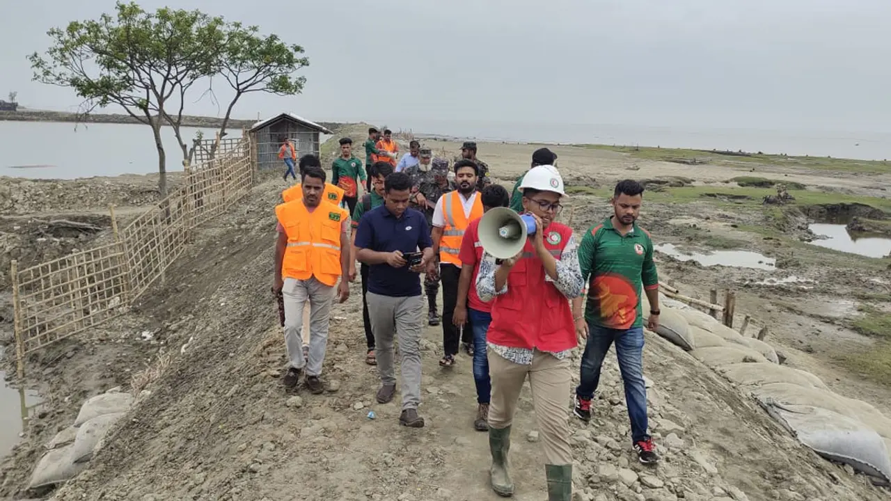 মধ্যরাতেই মোখার অগ্রভাগের আঘাত, বাতাসের গতি বেড়ে ২০০ কিমি