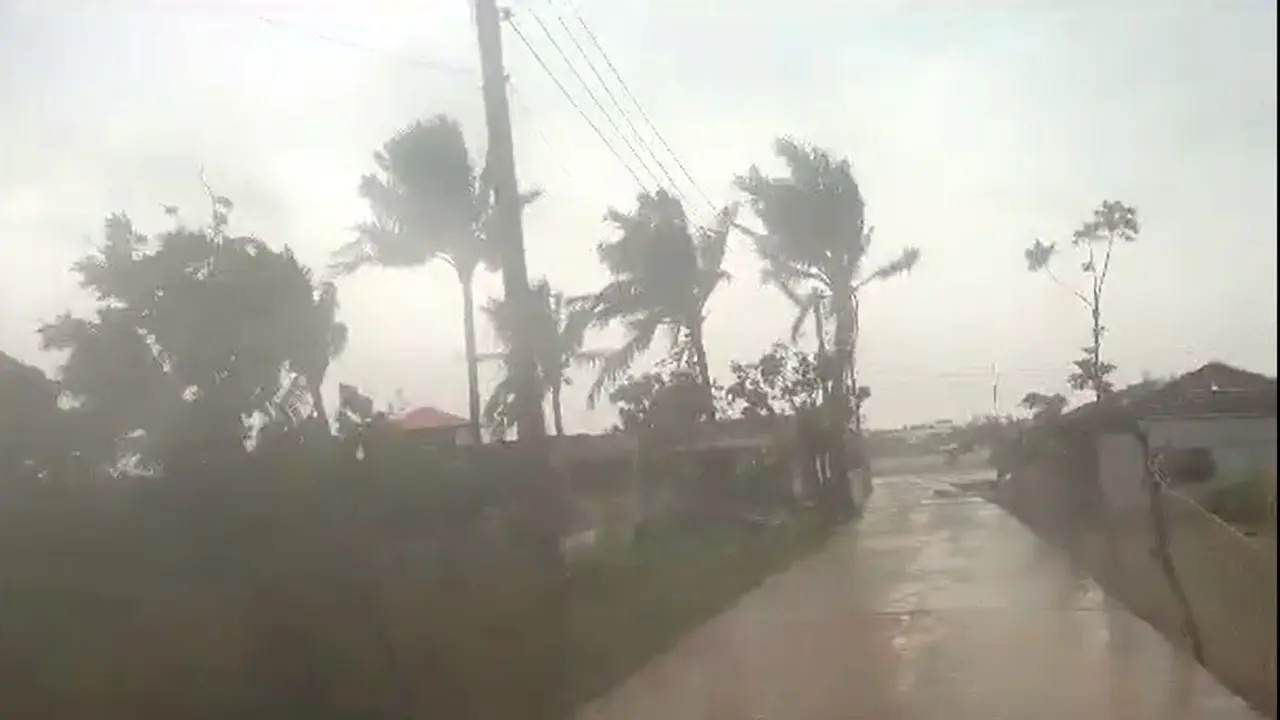 সেন্টমার্টিনে কাঁপছে ভবনগুলো, বাতাসের গতি ১০০ কিমি