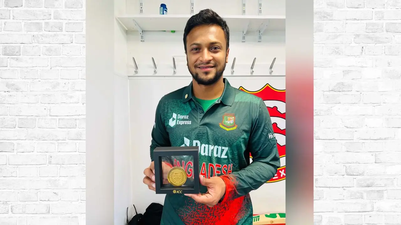 সাকিবের হাতে আইসিসির পুরস্কার