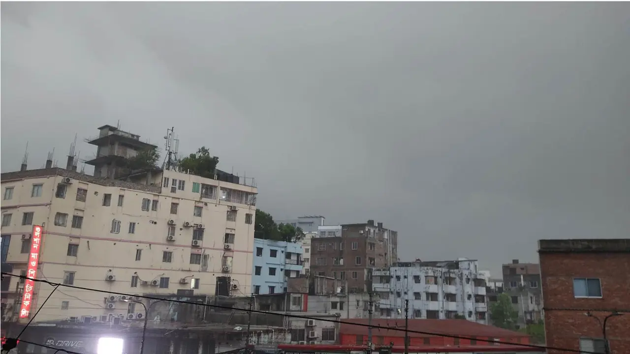 ঢাকায় ১০২ কিলোমিটার বেগে কালবৈশাখী