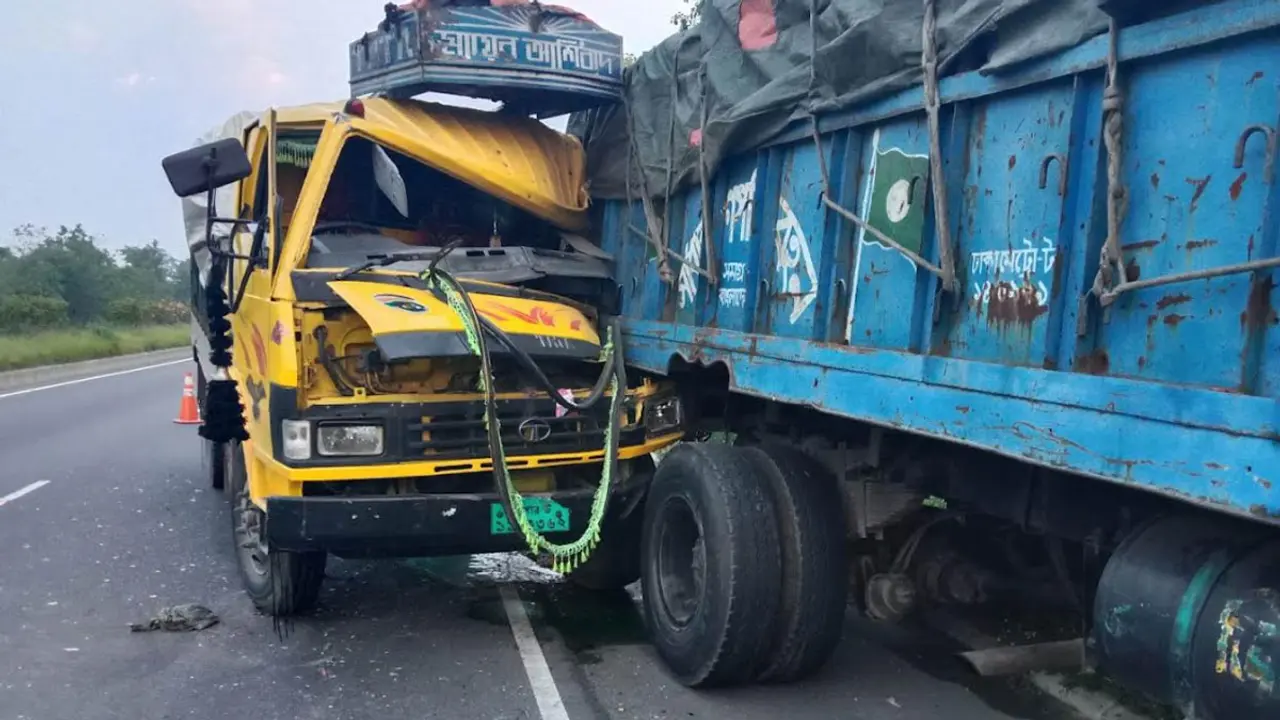 এক্সপ্রেসওয়েতে দুই ট্রাকের সংঘর্ষে নিহত ২