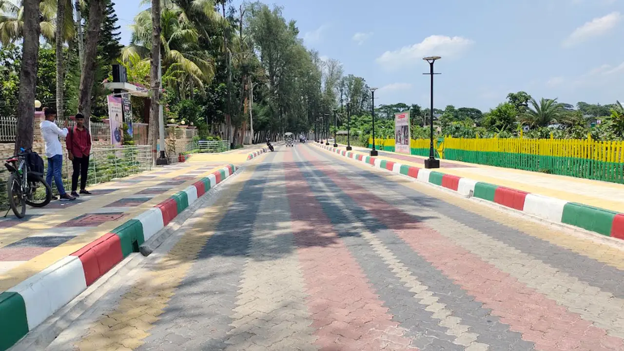 বহির্বিশ্বের সুনাম অর্জন করছে পটুয়াখালীর সেই দৃষ্টিনন্দন সড়ক