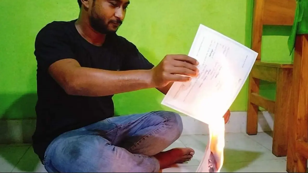 চাকরি না পেয়ে দিয়েছেন রেস্টুরেন্ট, সেখানেই পোড়ালেন সার্টিফিকেট