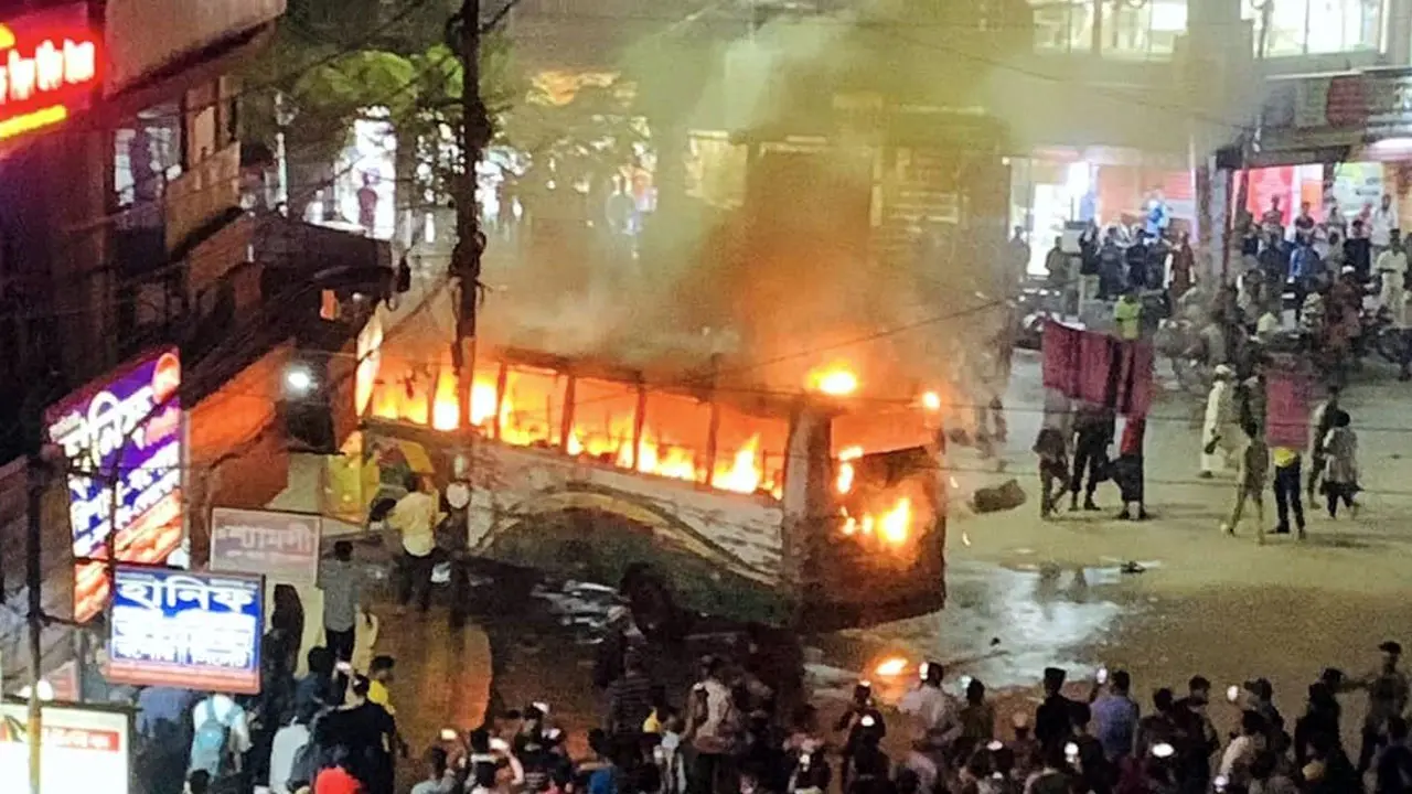সায়েদাবাদে রাইদা পরিবহনের বাসে আগুন