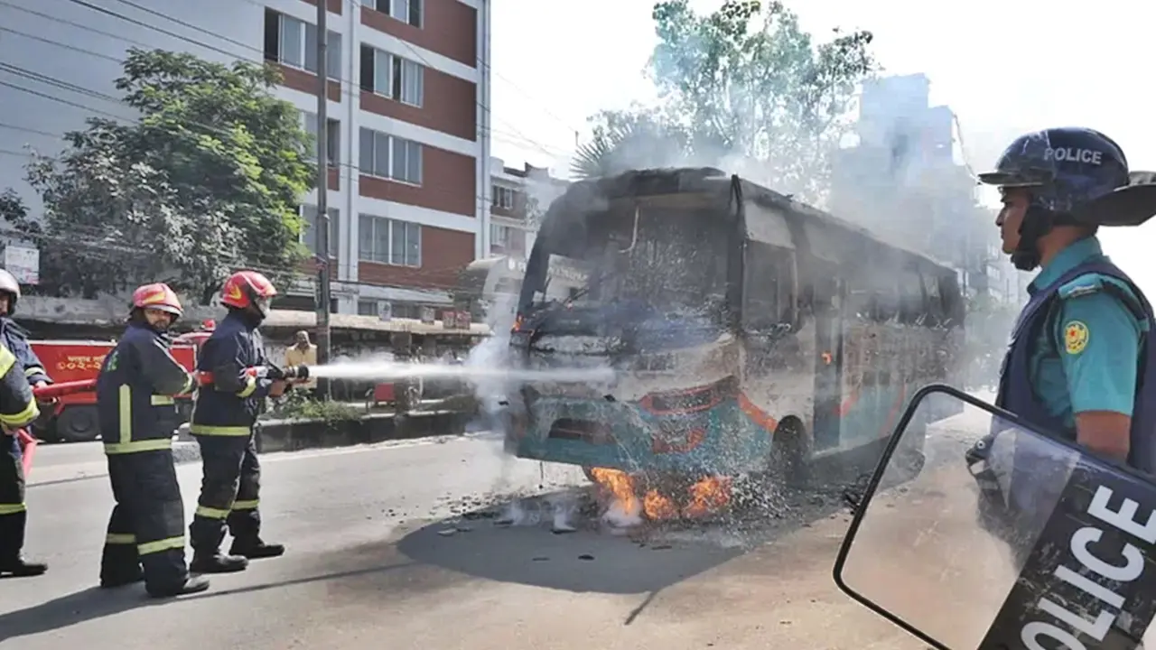 যাত্রী সেজে বাসে উঠে কীভাবে আগুন দেয় আলামিন, জানাল পুলিশ