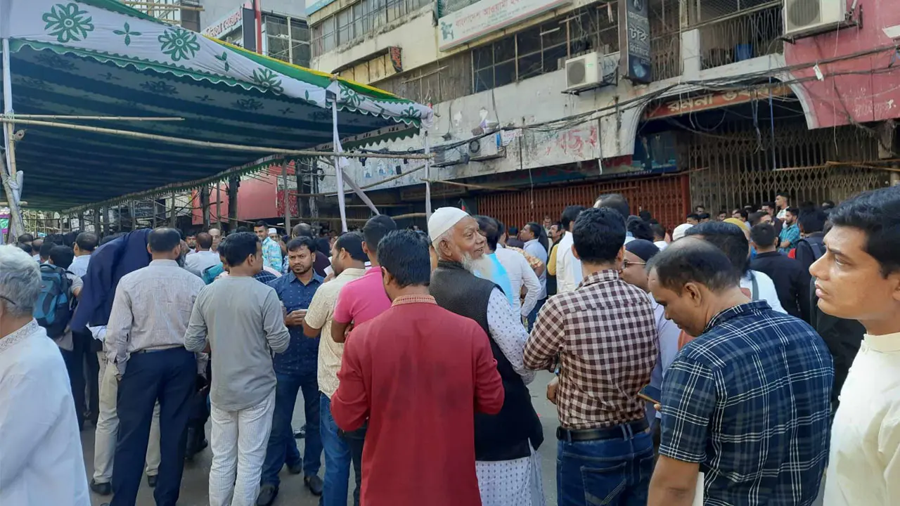 মনোনয়ন ফরম কিনতে সকালে থেকেই দীর্ঘ লাইন